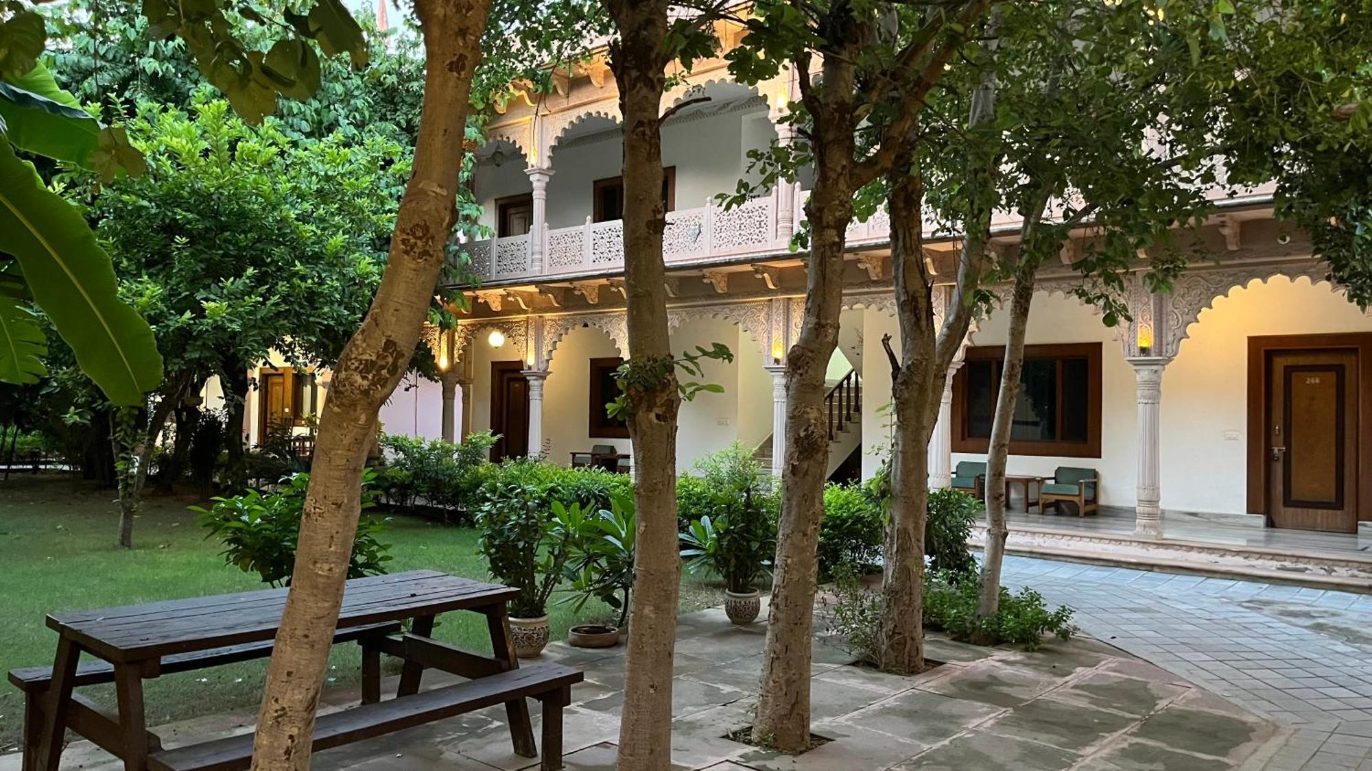 Hotel Sunbird Bharatpur Exteriör bild